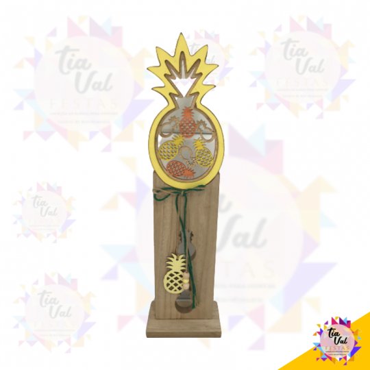 ABACAXI COM BASE DE MADEIRA