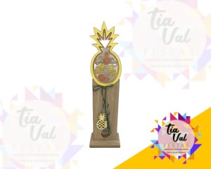 Foto de ABACAXI COM BASE DE MADEIRA