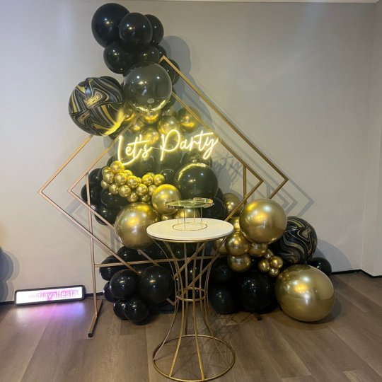 DECORAÇÃO PRETA COM DOURADA - (NÃO ACOMPANHA BALÕES)