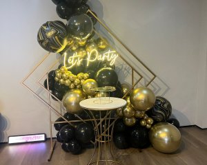 Foto de DECORAÇÃO PRETA COM DOURADA - (NÃO ACOMPANHA BALÕES)