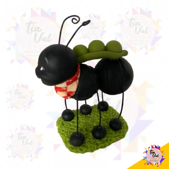 FORMIGA COM ERVILHA PEQUENA