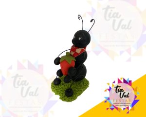 Foto de FORMIGA COM MORANGO PEQUENA