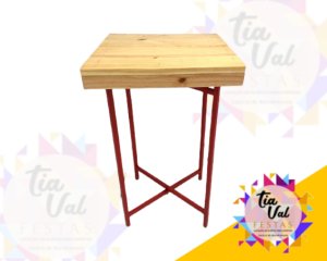 Foto de MESA VERMELHA TAMPO MADEIRA QUADRADA