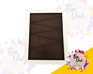Foto de MOLDURA BRANCA C/ PRENDEDOR DE ROUPA