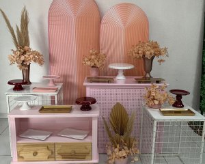 Foto de INSPIRAÇÃO MESA ROSA PEGBOAR-MESAS TELADAS BRANCAS