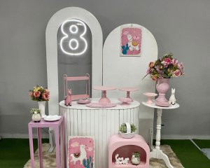 Foto de INSPIRAÇÃO LHAMA ROSA - MESA OVAL