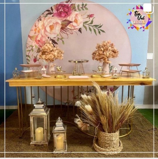 INSPIRAÇÃO MESA SINUOSA-PAINEL REDONDO TAPETE BEGE