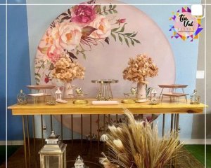 Foto de INSPIRAÇÃO MESA SINUOSA-PAINEL REDONDO TAPETE BEGE