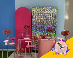 Foto de INSPIRAÇÃO PAINEL SHINE FURTACOR -PINK-mesas prata