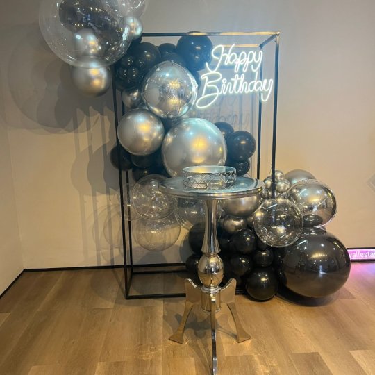 INSPIRAÇÃO PRETA COM PRATA -(NÃO ACOMPANHA BALÕES)