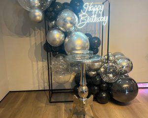 Foto de INSPIRAÇÃO PRETA COM PRATA -(NÃO ACOMPANHA BALÕES)