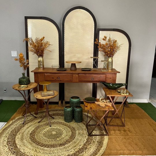 INSPIRAÇÃO RUSTICA PAINEL INDIANO MESA SINUOSA DOURA