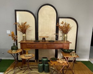Foto de INSPIRAÇÃO RUSTICA PAINEL INDIANO MESA SINUOSA DOURA