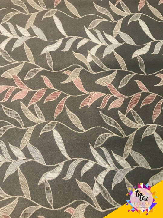 TAPETE MARROM FOLHAS VERMELHAS 2,50M X 1,40M